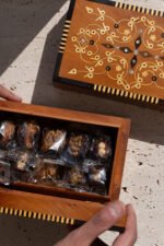 ⁦صندوق خشب عرعر (معبأ بتمر محشي)⁩ - الصورة ⁦4⁩