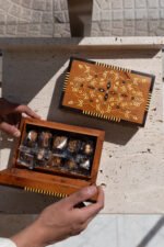 صندوق خشب عرعر (معبأ بتمر محشي)