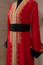 ⁦قفطان مغربي بلون أحمر⁩ - الصورة ⁦2⁩