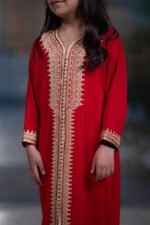 ⁦قفطان مغربي بلون أحمر غامج⁩ - الصورة ⁦2⁩