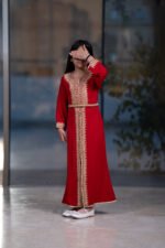 قفطان مغربي بلون أحمر غامج