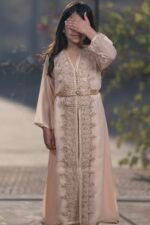 تكشيطة مغربية بلون أوفوايت